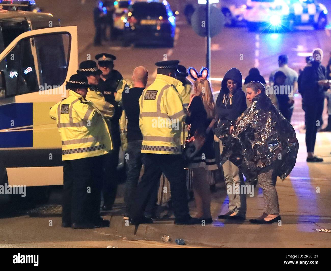 Ein am sechsten Jahrestag des Angriffs veröffentlichter Bericht zeigt, dass fast ein Drittel der jungen Überlebenden des Bombenanschlags auf die Manchester Arena am Ende eines Konzerts der US-Star Ariana Grande keine professionelle Unterstützung erhalten haben (Dossierfoto vom 23. Dezember 05/17 der Polizei in der Manchester Arena). Drei Viertel (75 %) der Kinder und Jugendlichen, die von der Terroranschläge von 2017 betroffen waren, wurden durch das, was mit ihnen geschehen ist, psychisch verletzt, so der Bericht. Ausgabedatum: Montag, 22. Mai 2023. Stockfoto