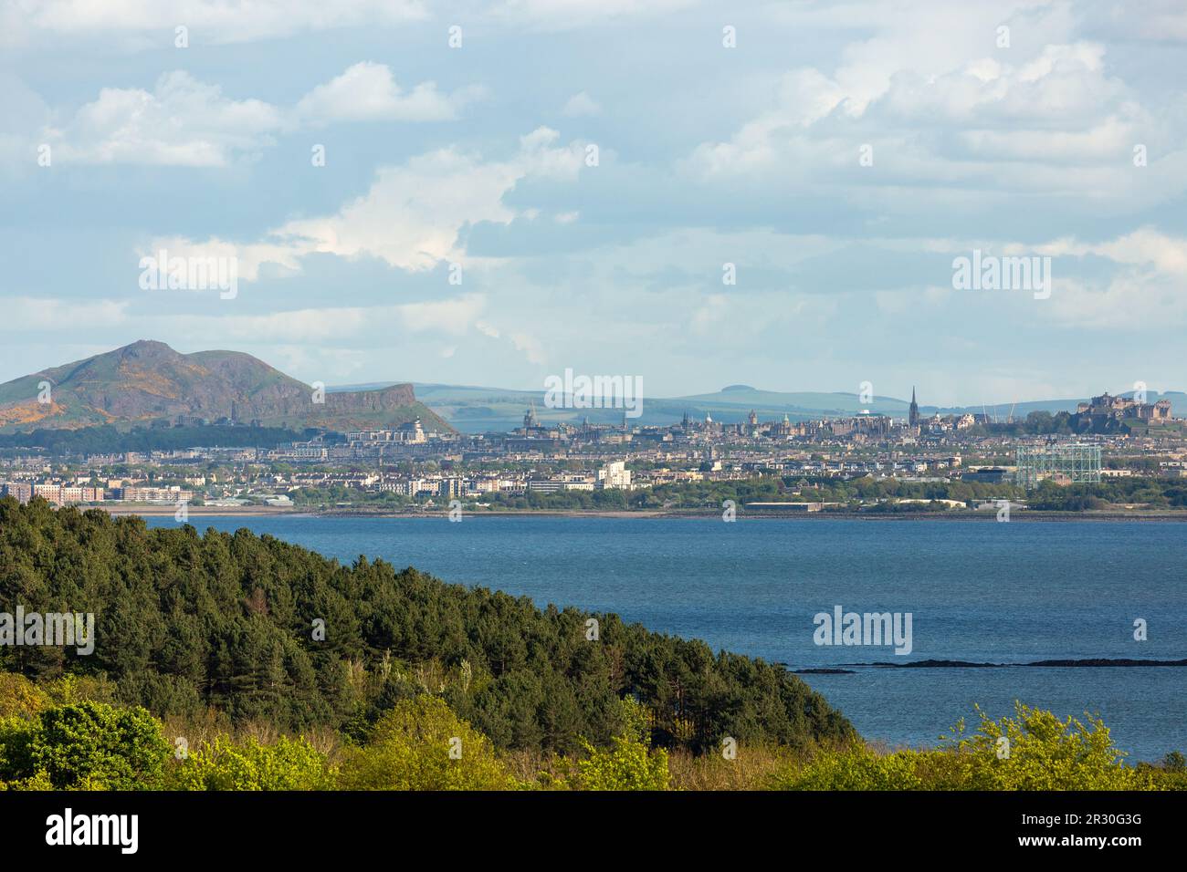 Arthur's Seat und Edinburgh Castle von Dalgety Bay, Fife aus gesehen. Stockfoto