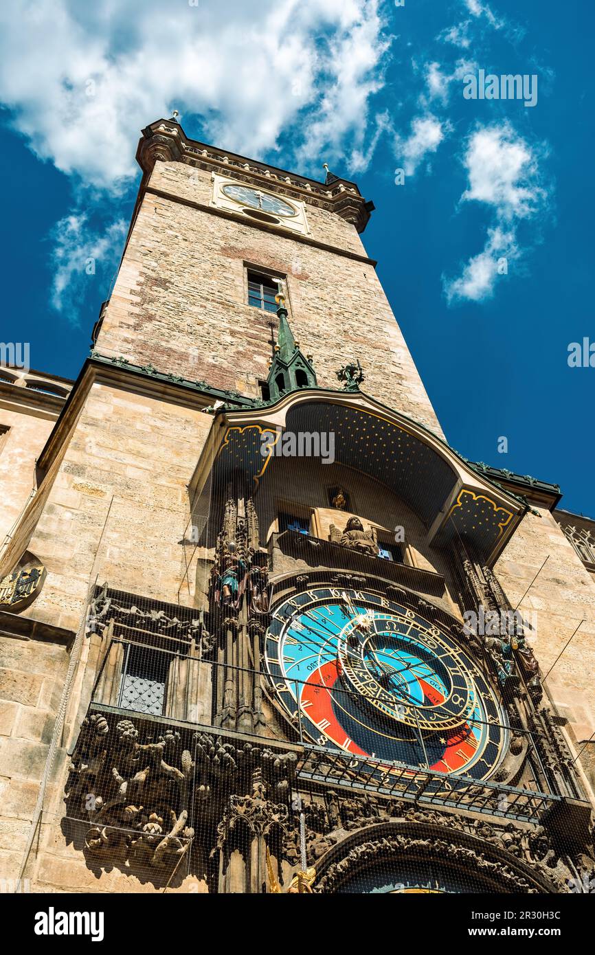 Blick auf den mittelalterlichen Turm und die berühmte astronomische Uhr auf dem Altstädter Ring in Prag, Tschechische Republik (vertikale Komposition). Stockfoto