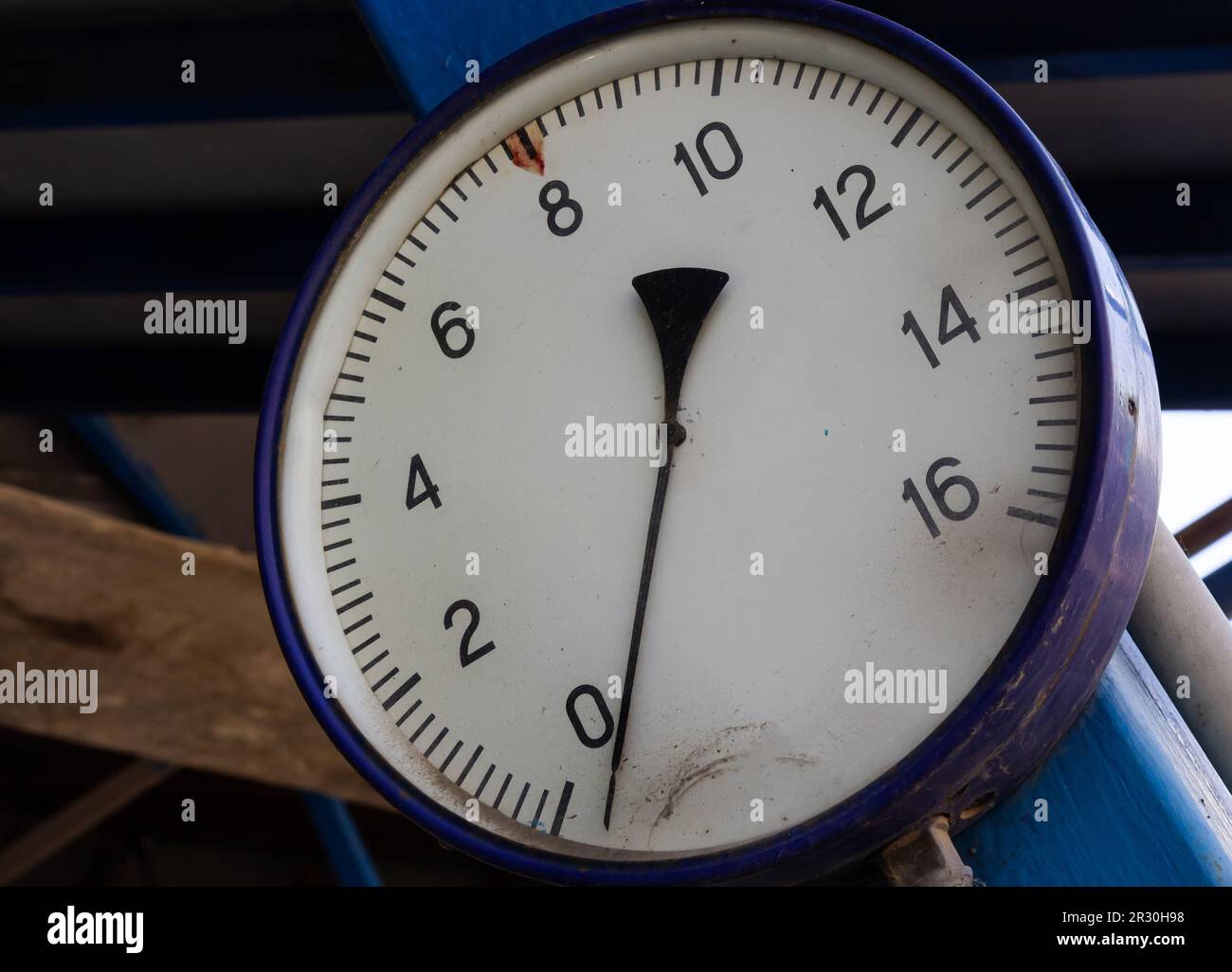 Altes Rundmanometer mit Skala und Pfeilen im Nahbereich. Stockfoto Altes Rundmanometer mit Skala und Pfeilen im Nahbereich. Stockfoto