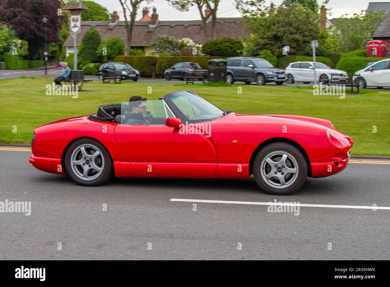 1998 90s in Blackpool gebauter britischer Sportwagen TVR Chimaera Red Car Cabriolet Benzinmotor 4546 cm3; auf dem Weg zur Lytham St Annes Classic & Performance Motor Vehicle Show mit Oldtimern, Großbritannien Stockfoto