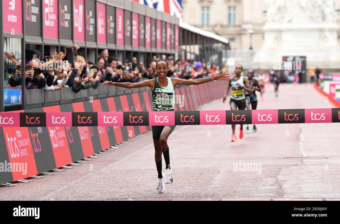 Sifan Hassan (NED) gewinnt das Frauenrennen in 2:18:33 Uhr beim 43. London Marathon am Sonntag, den 23. April 2023, in London. Vereinigtes Königreich. (Jiro Mochizuki/Bild des Sports) Stockfoto