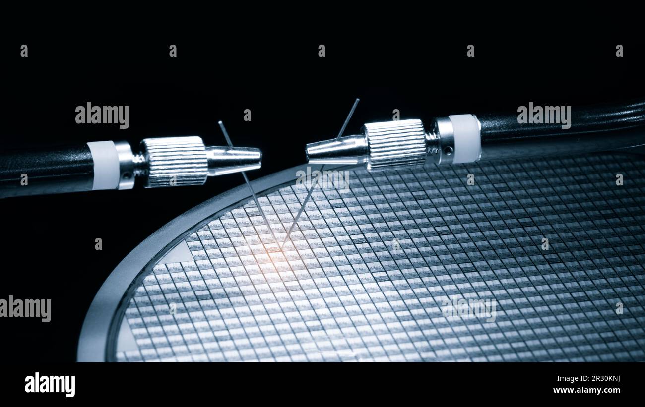 Nahuntersuchung der Testprobe des Transistor-Mikrochips unter dem Mikroskop im Labor. Ausrüstung zum Prüfen von Chips. Produktionsautomatisierung Stockfoto