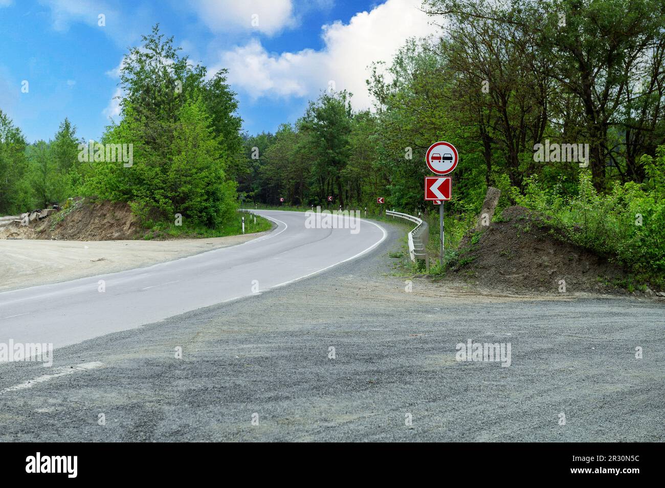 Schilder abbiegen und Überholverbotsschild auf der Landstraße. Rechts abbiegen. Straßenschilder. Stockfoto