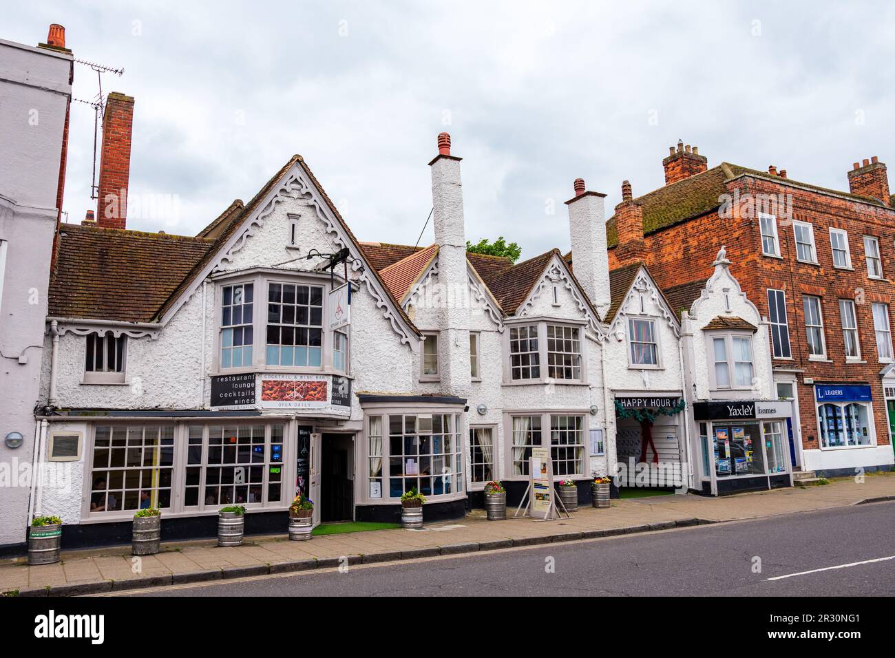Witham, Essex, England, Großbritannien - 21. Mai 2023: Breiter Blick auf die traditionelle Stadtarchitektur in der Hauptstraße der Stadt Witham, ohne Menschen auf der Straße Stockfoto