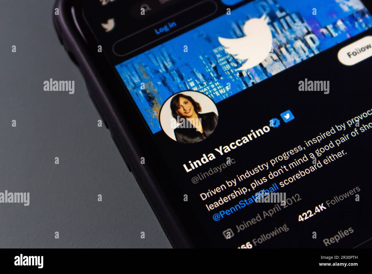 Linda Yaccarino Twitter-Konto auf einem iPhone-Bildschirm. Am 12. Mai kündigte Elon Musk an, dass sie seine Nachfolge als CEO von X Corp. Und Twitter antreten würde Stockfoto