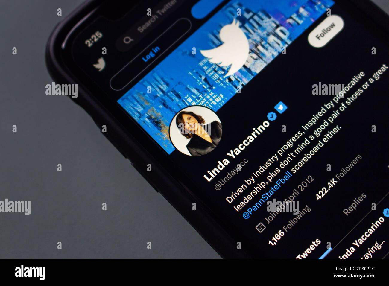 Linda Yaccarino Twitter-Konto auf einem iPhone-Bildschirm. Am 12. Mai kündigte Elon Musk an, dass sie seine Nachfolge als CEO von X Corp. Und Twitter antreten würde Stockfoto