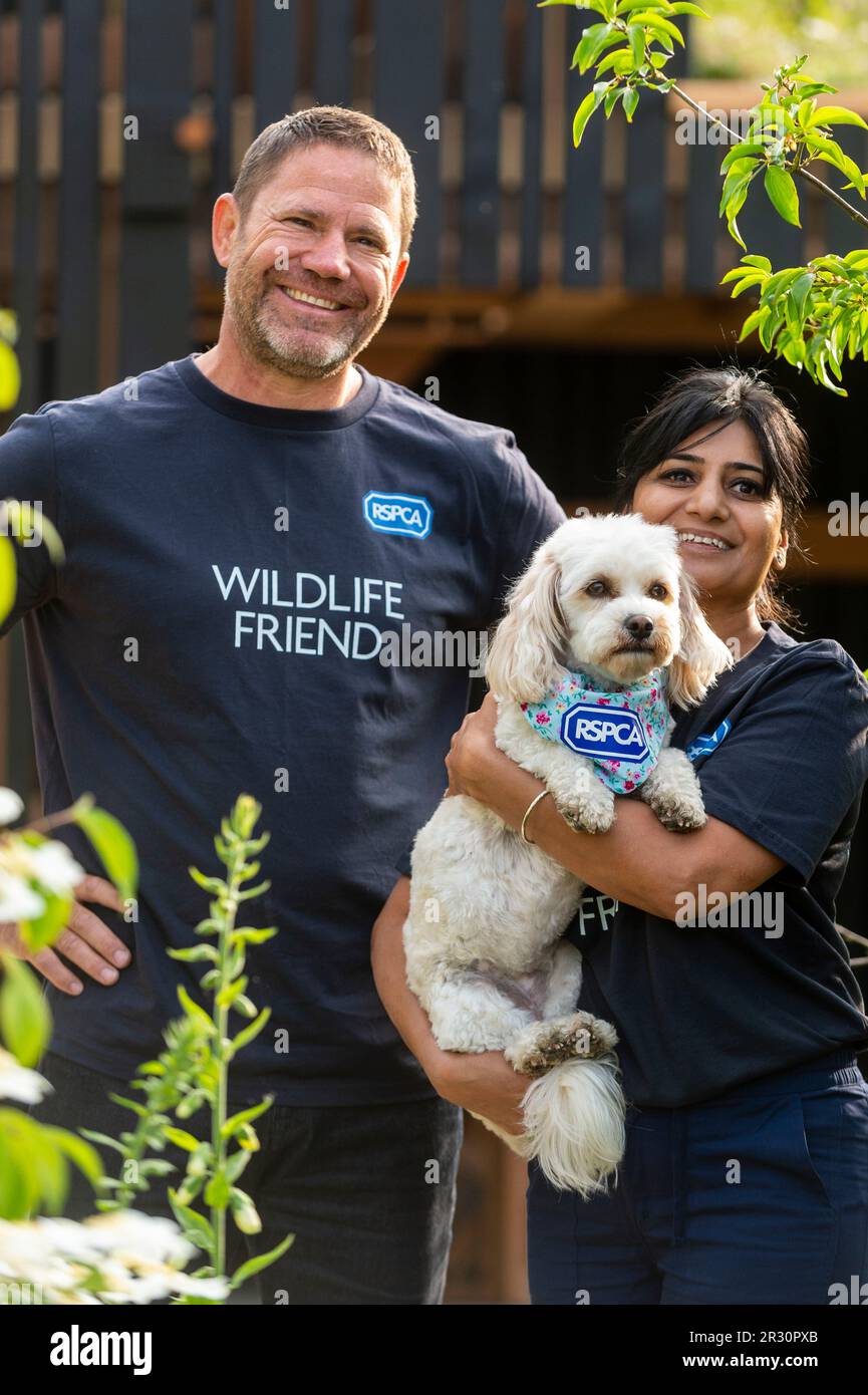 London, Großbritannien. 22. Mai 2023 Der Tiermoderator Steve Backshall (L), Daisy, ein RSPCA-Rettungshund, und ein RSPCA-Mitarbeiter im RSPCA Garden, der zeigt, wie Plastikstreu wilde Tiere am Pressetag der RHS Chelsea Flower Show auf dem Gelände des Royal Hospital Chelsea gefährdet. Die Show läuft bis zum 27. Mai 2023. Kredit: Stephen Chung / Alamy Live News Stockfoto