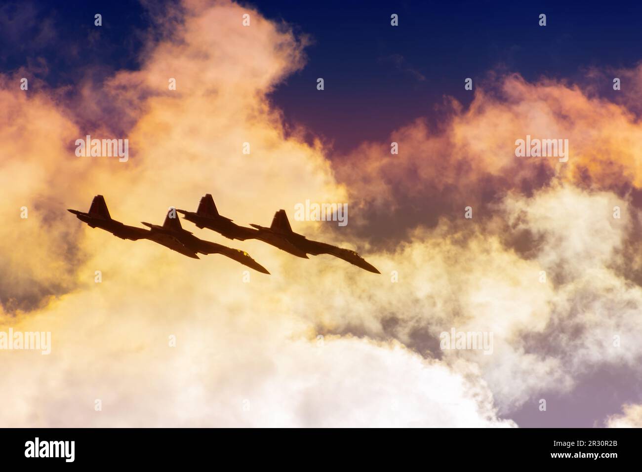 Gruppe von vier Flugzeugen Kampfflugzeug Düsenflugzeug Geschwindigkeit Kampfmission Sonne Glow Toned Gradient Wolken Himmel. Stockfoto