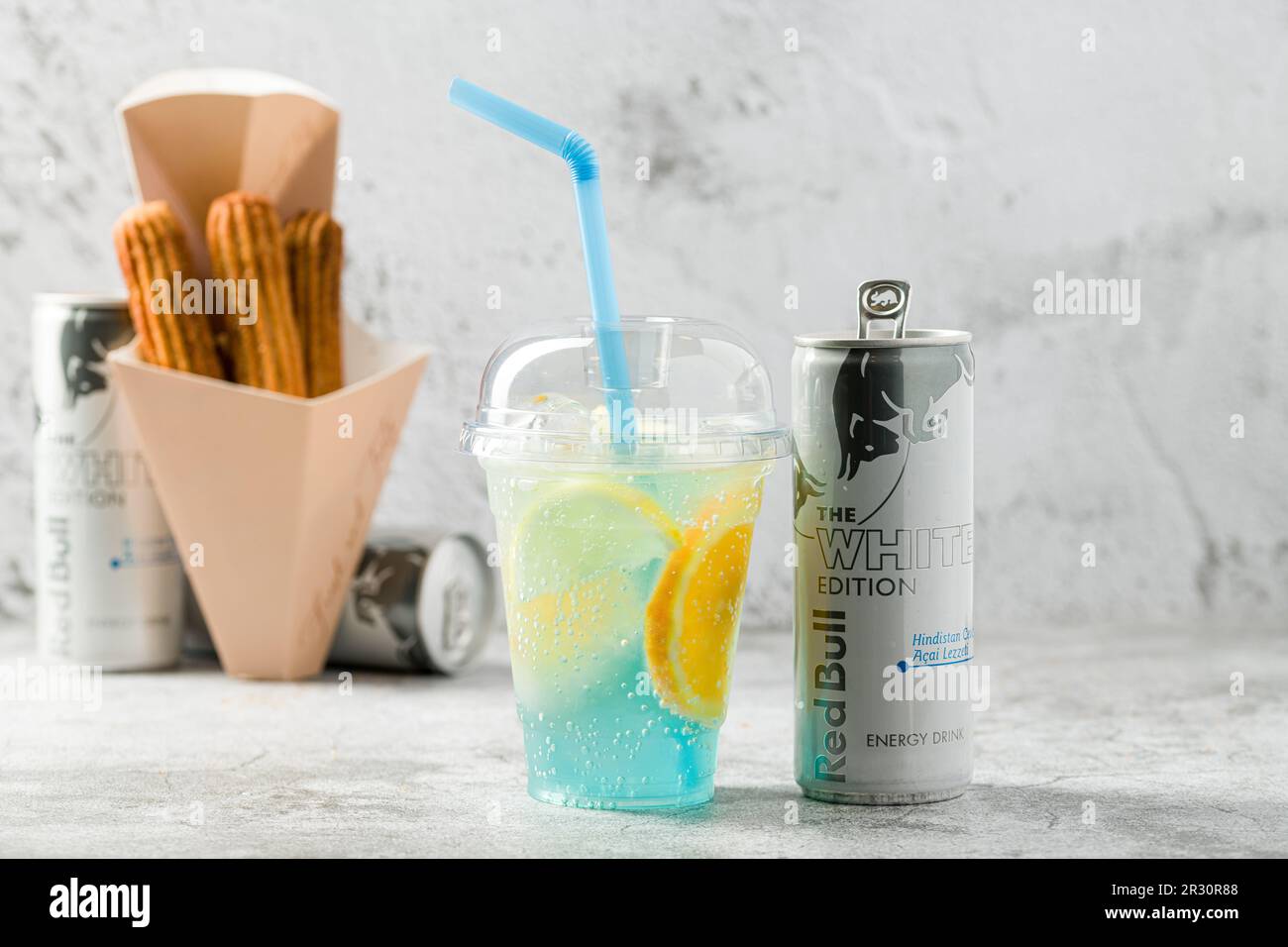 Antalya, Türkei - 10. Mai 2023 : Red Bull White Edition, das neue Produkt der Marke Red Bull Energy Drink Stockfoto