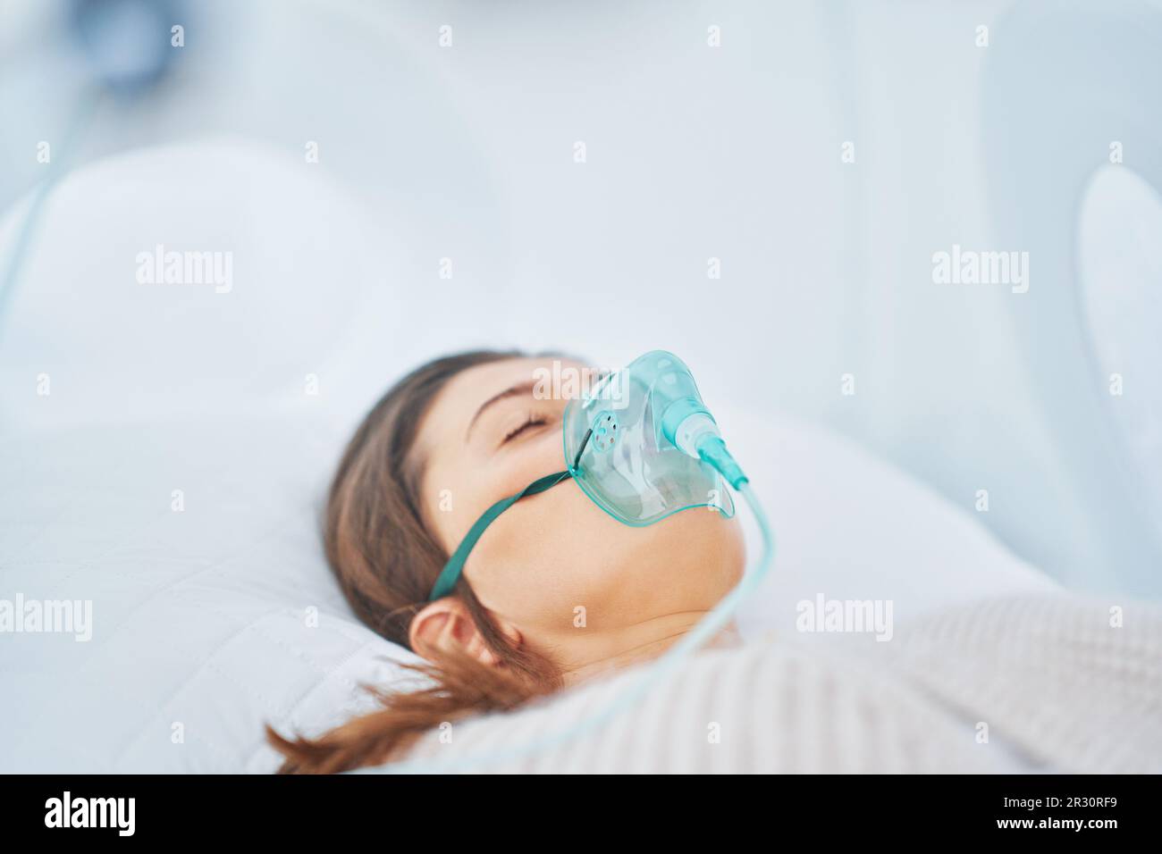 Bild einer brünetten Frau in der Sauerstoffkabine Stockfoto