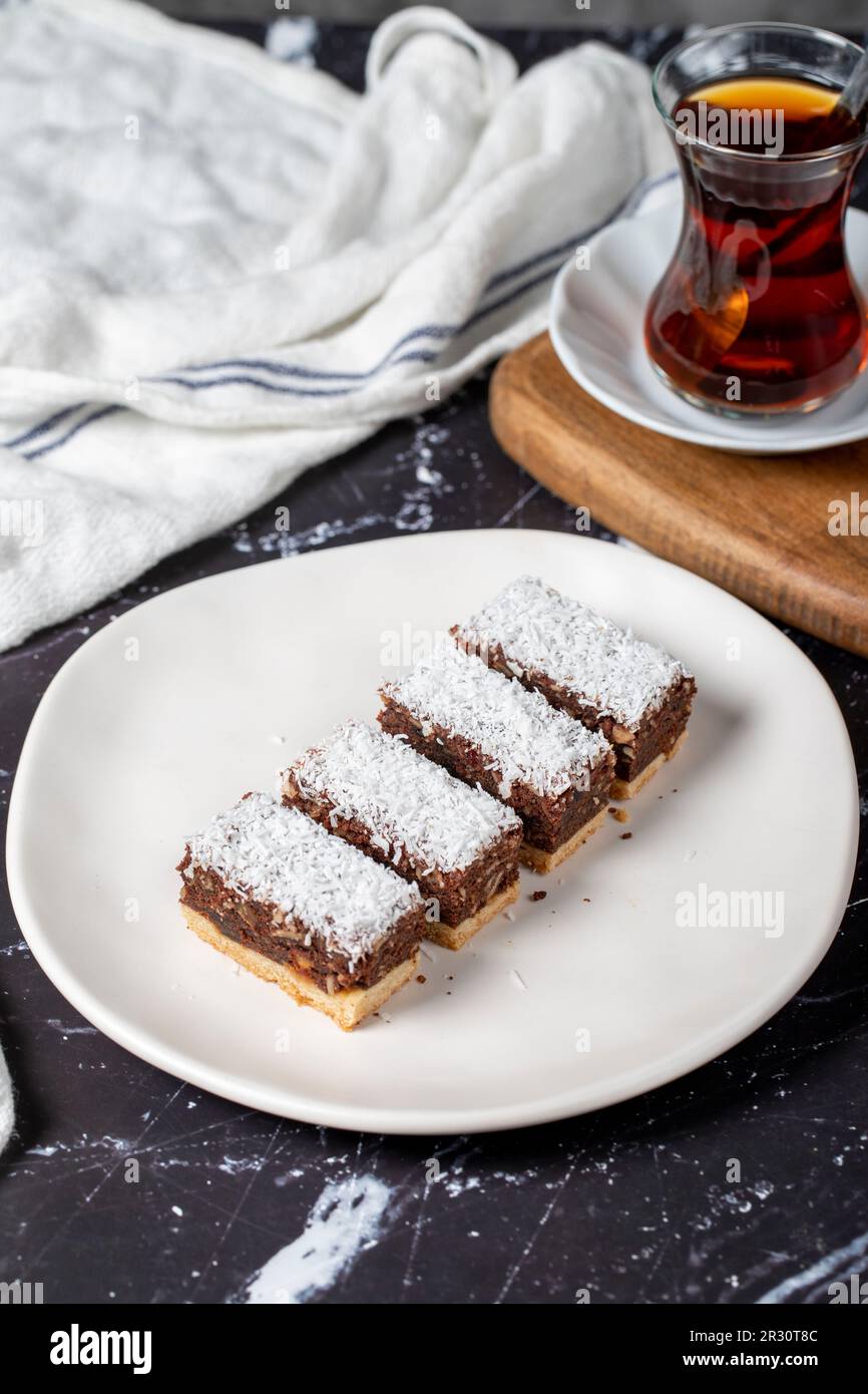 Kokosnuss und Schokoladenkekse. Köstliche Kekse auf dunklem Hintergrund Stockfoto