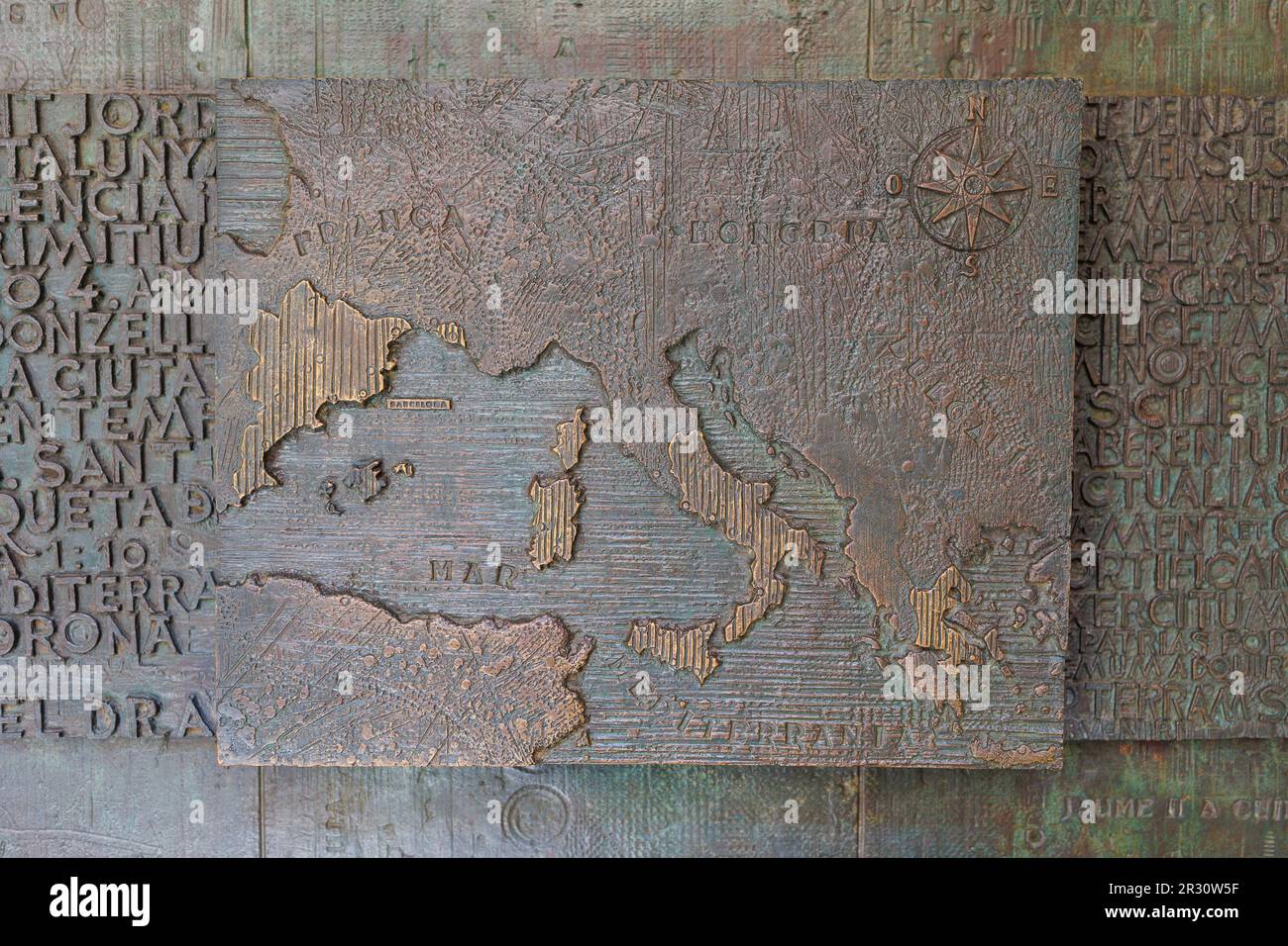 Geografische Karte von Europa in Bas-Relief im Innenhof Palau del lloctinent, Hauptquartier des Staatsarchivs und der Krone von Aragon im gotischen N Stockfoto