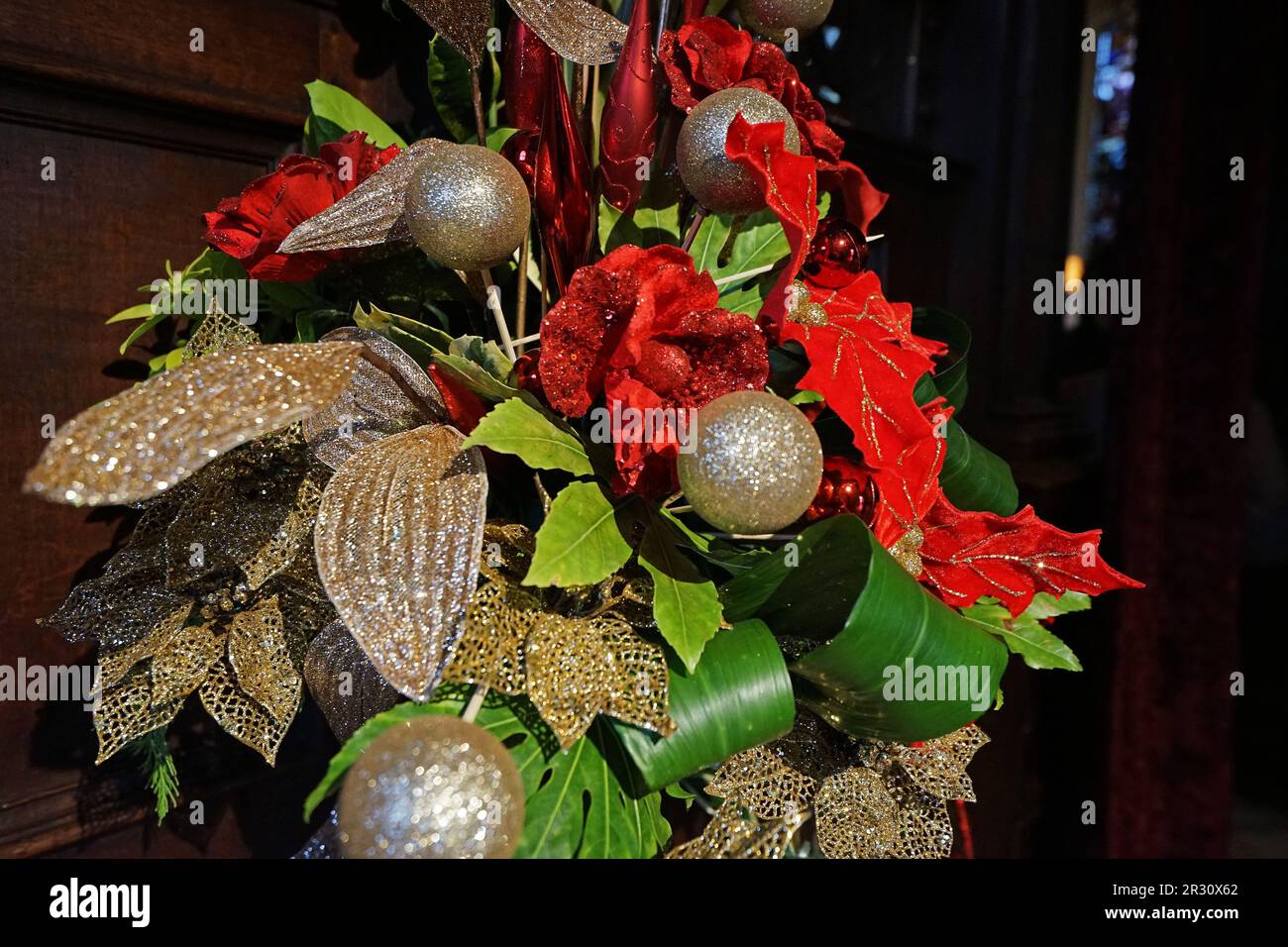Nahaufnahme künstliche Weihnachtsblumen Blumenstrauß und Dekoration Stockfoto