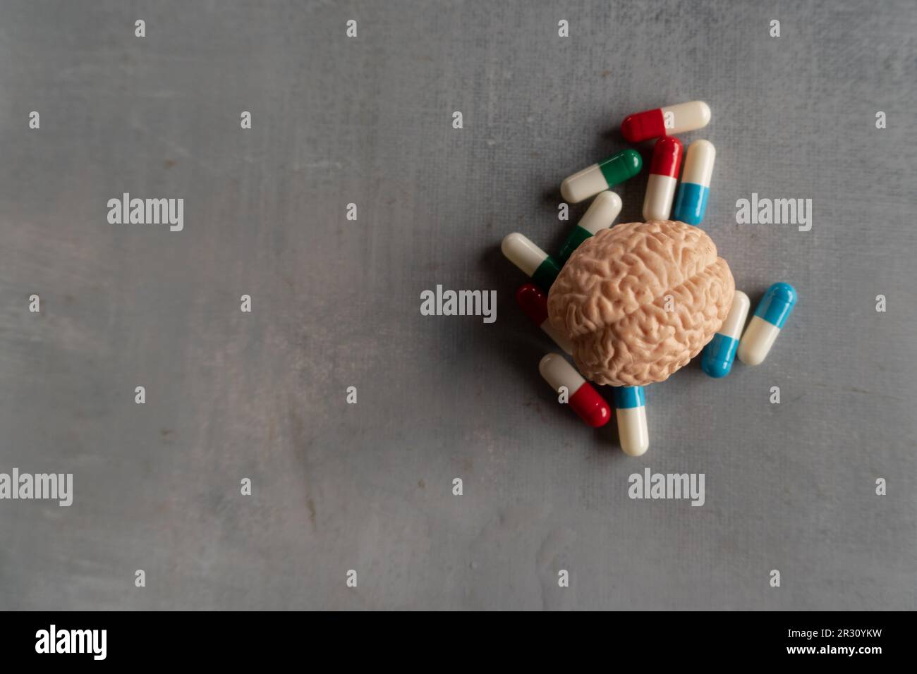 Bunte Pillen und Gehirn mit Platz für Text. Psychische Erkrankungen, Hirnerkrankungen und psychisches Gesundheitskonzept. Stockfoto