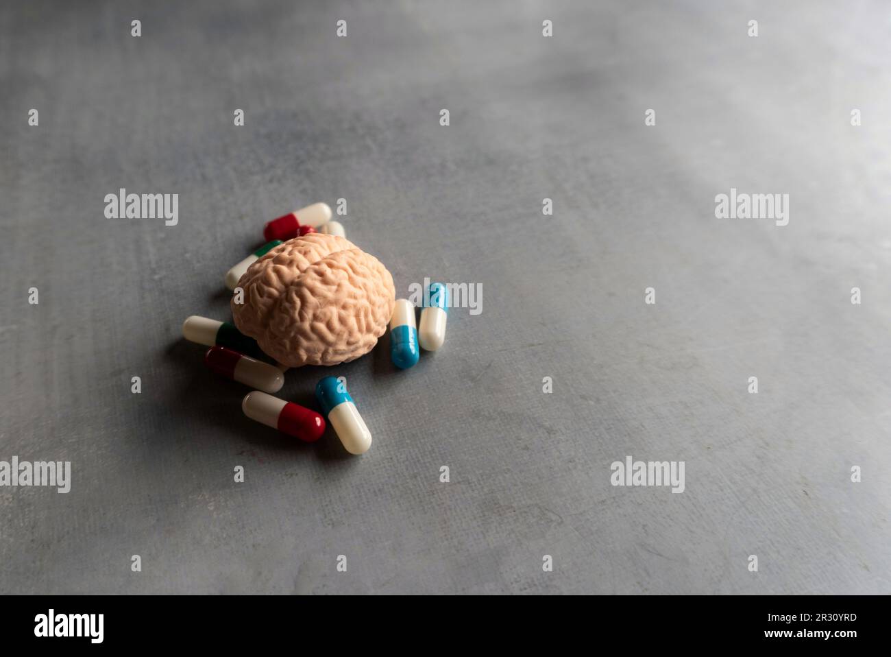 Bunte Pillen und Gehirn mit Platz für Text. Psychische Erkrankungen, Hirnerkrankungen und psychisches Gesundheitskonzept. Stockfoto