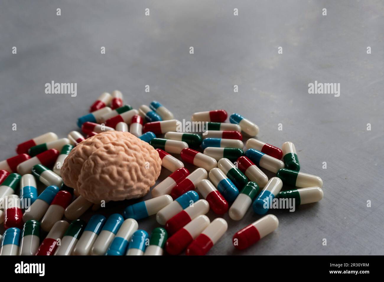 Bunte Pillen und Gehirn mit Platz für Text. Psychische Erkrankungen, Hirnerkrankungen und psychisches Gesundheitskonzept. Stockfoto