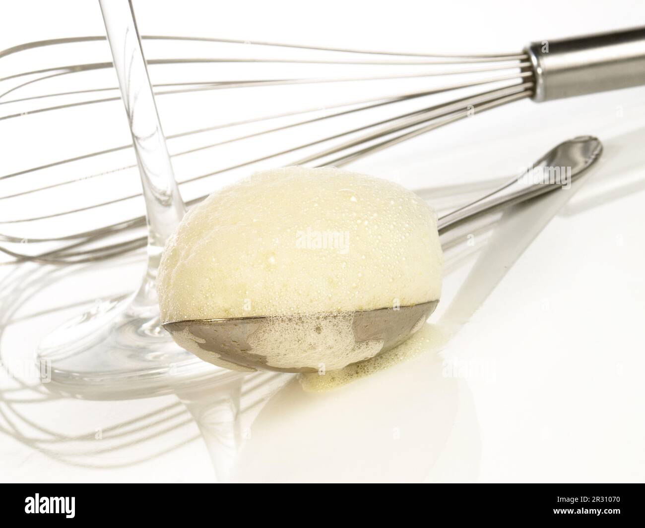 Zabaglione auf einem Löffel – traditionelles Dessert isoliert auf weißem Hintergrund Stockfoto