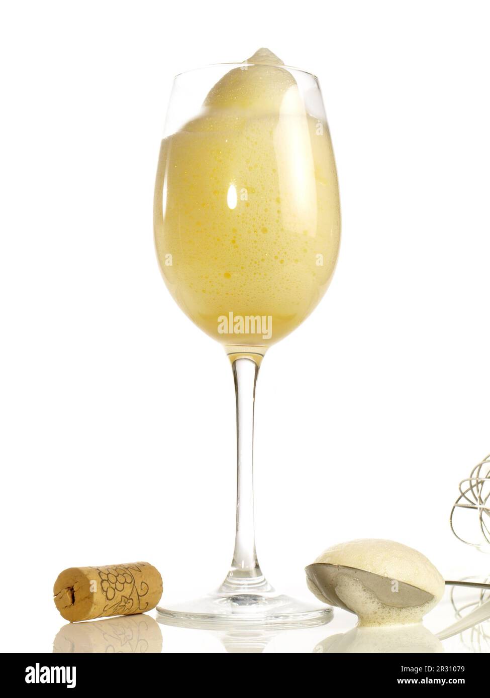Zabaglione in a Wine Glass - traditionelles Dessert isoliert auf weißem Hintergrund Stockfoto