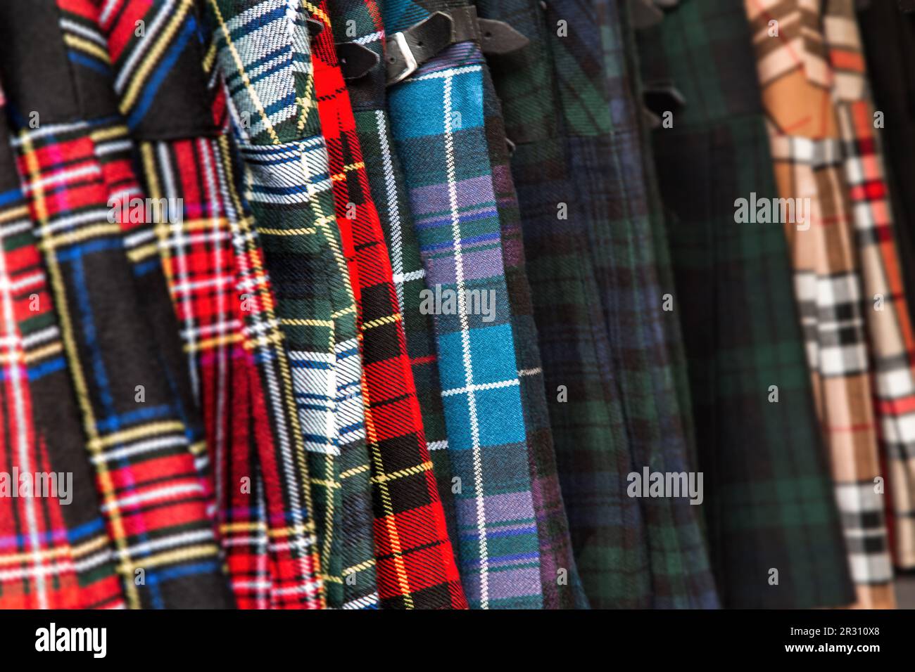 Tartan-Kilts-Hintergrund. Selektiver Fokus auf traditionelles schottisches Kleid in einer Vielzahl traditioneller Farben und Designs. Stockfoto