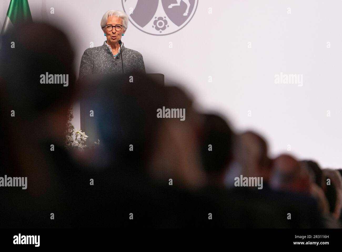 Köln, Deutschland. 16. Mai 2023. Christine LAGARDE, Präsidentin der Europäischen Zentralbank und Präsidentin der EZB, hält die lobenswerte Rede in Köln, in der der Staatspreis des Landes Nordrhein-Westfalen an die ehemalige Bundeskanzlerin Dr. Angela Merkel am 16. Mai 2023 in Flora Cologne verliehen wird. ? Kredit: dpa/Alamy Live News Stockfoto