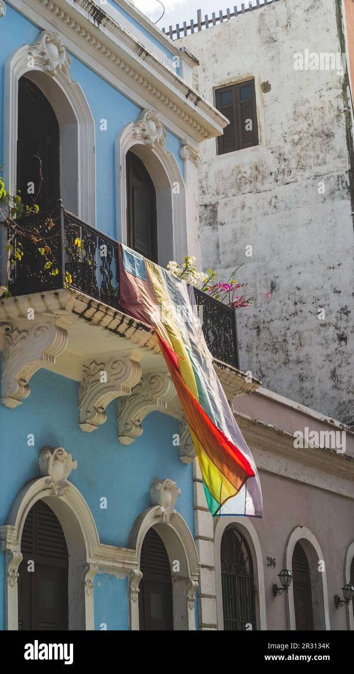 Die verwitterte „Gay Pride“-Flagge im Regenbogen hängt vom Balkon in Old San Juan Stockfoto