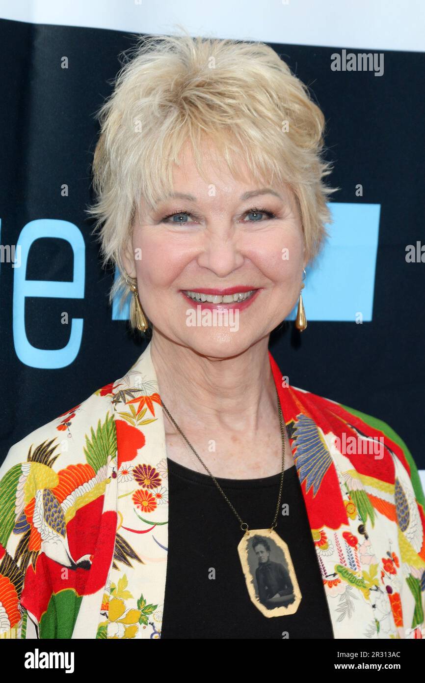 Mai 17, 2023, Beverly Hills, CA, USA: LOS ANGELES - MAI 17: Dee Wallace at the Dance and Dialogue 10. Anniversary Celebration at the Courtyards at Greystone Mansion am 17. Mai 2023 in Beverly Hills, CA (Kreditbild: © Kay Blake/ZUMA Press Wire) REDAKTIONELLE VERWENDUNG! Nicht für den kommerziellen GEBRAUCH! Stockfoto