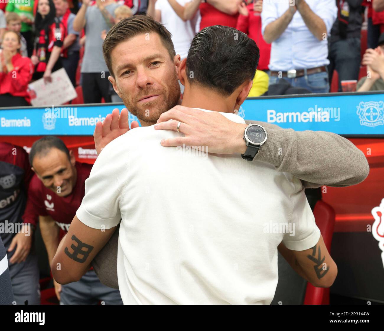 Leverkusen, Deutschland. 21. Mai 2023. firo : 05/21/2023, Football, 1.Bundesliga, erste Division Bayer Leverkusen - VfL Borussia Monchengladbach, Gladbach 2: 2 Xabi Alonso mit Karim Bellarabi Credit: dpa/Alamy Live News Stockfoto