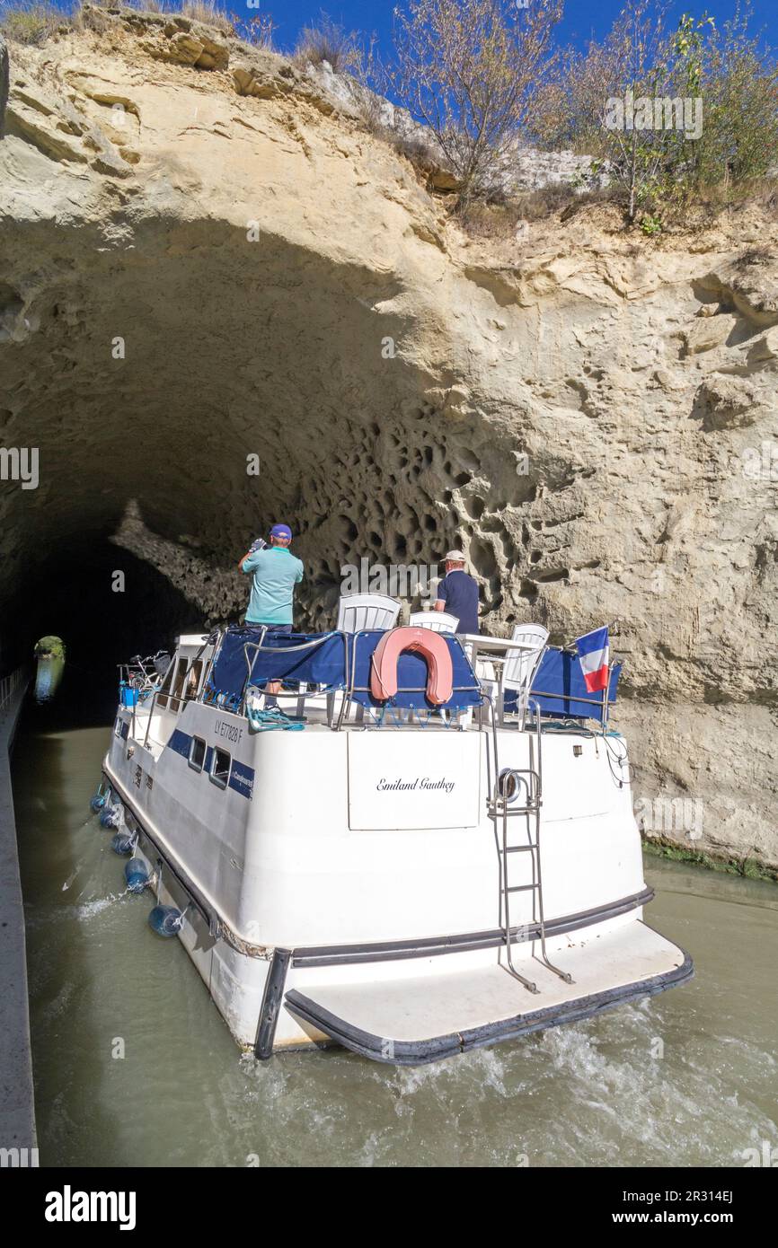 Durchgang des Malpas-Tunnels. Bootstouren auf dem Canal du Midi in der Nähe von Beziers.Occitania, Frankreich Stockfoto