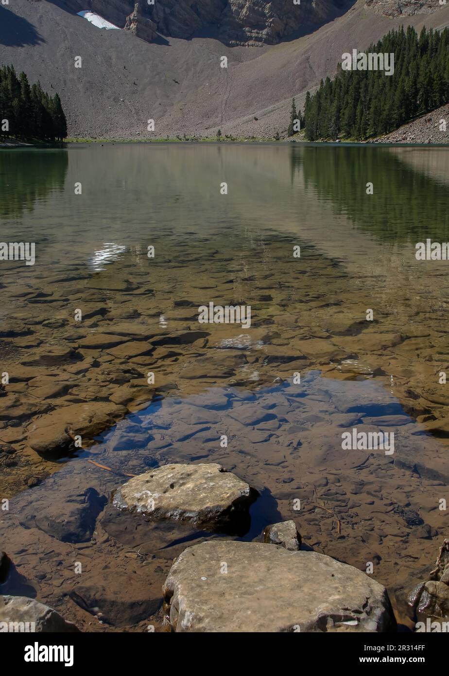 Reflexionen im Wasser der Berge und Bäume in Ibon de Plan Stockfoto