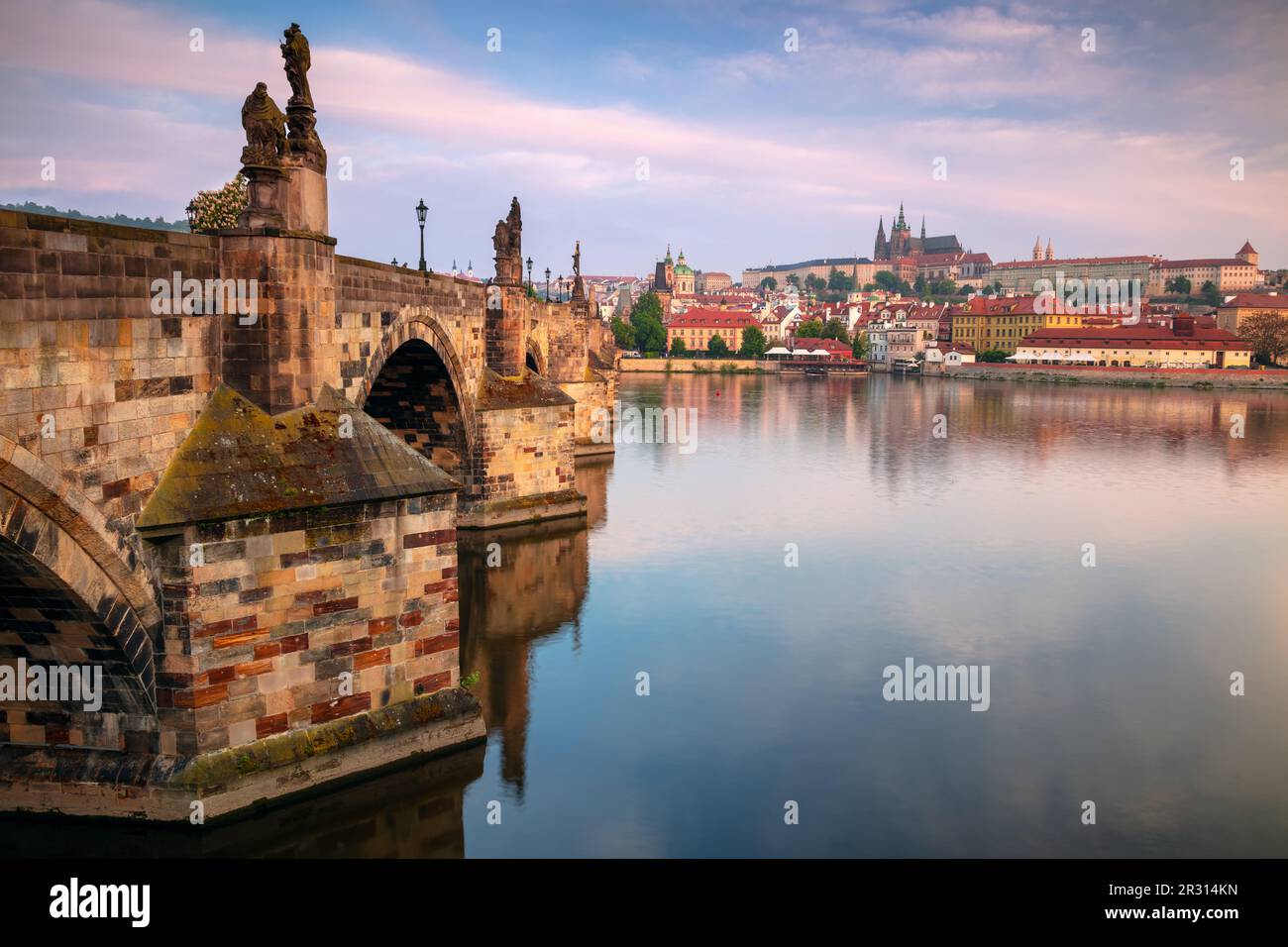 Prag, Tschechische Republik. Stadtbild von Prag, Hauptstadt der Tschechischen Republik, mit der berühmten Karlsbrücke bei Sonnenaufgang. Stockfoto