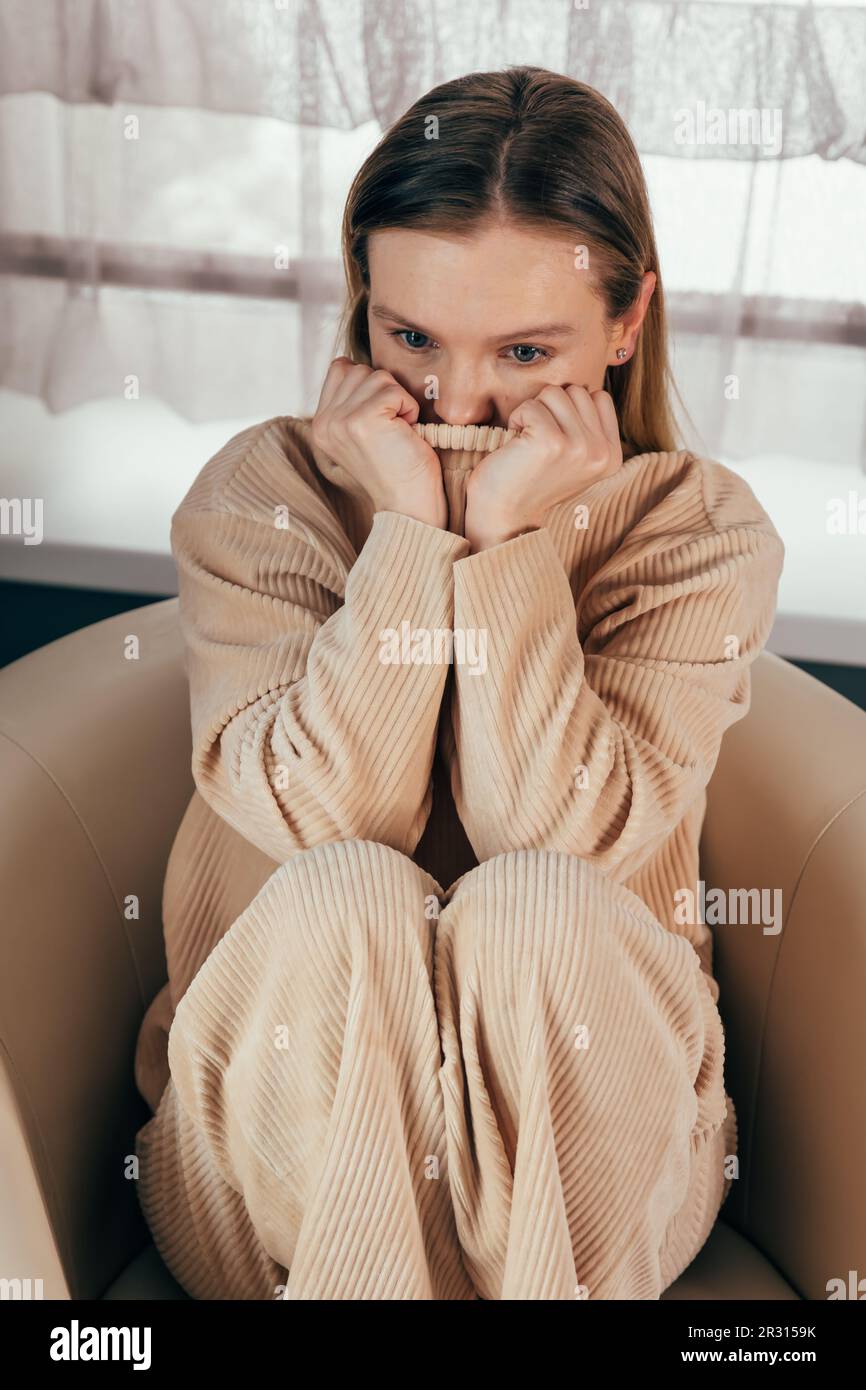 Verärgerte junge Frauen leiden unter Missbrauch, Belästigung oder Herzschmerz. Stockfoto