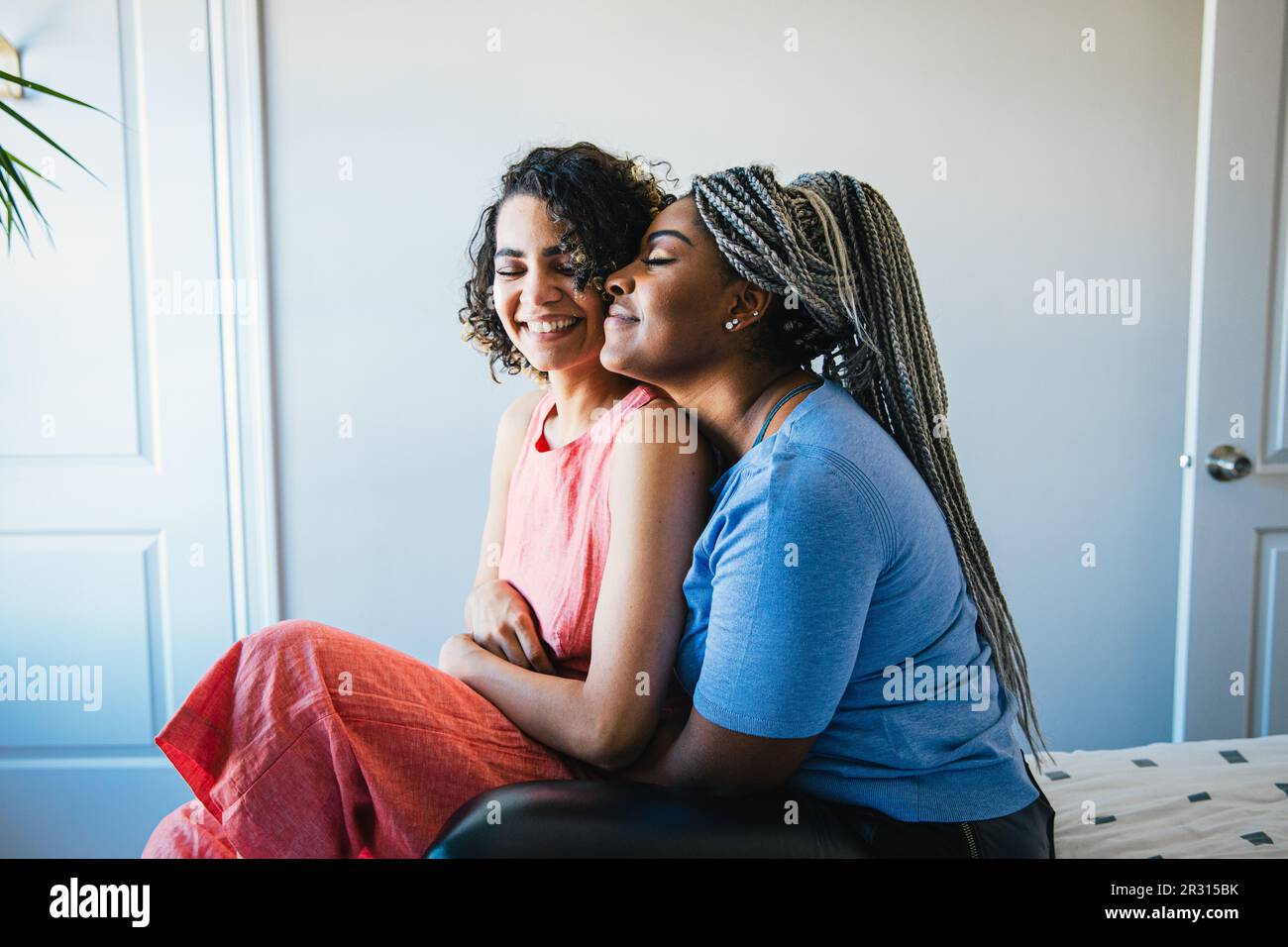 Homosexuelle Paare romancing während der Sitzung in Schlafzimmer zu Hause Stockfoto