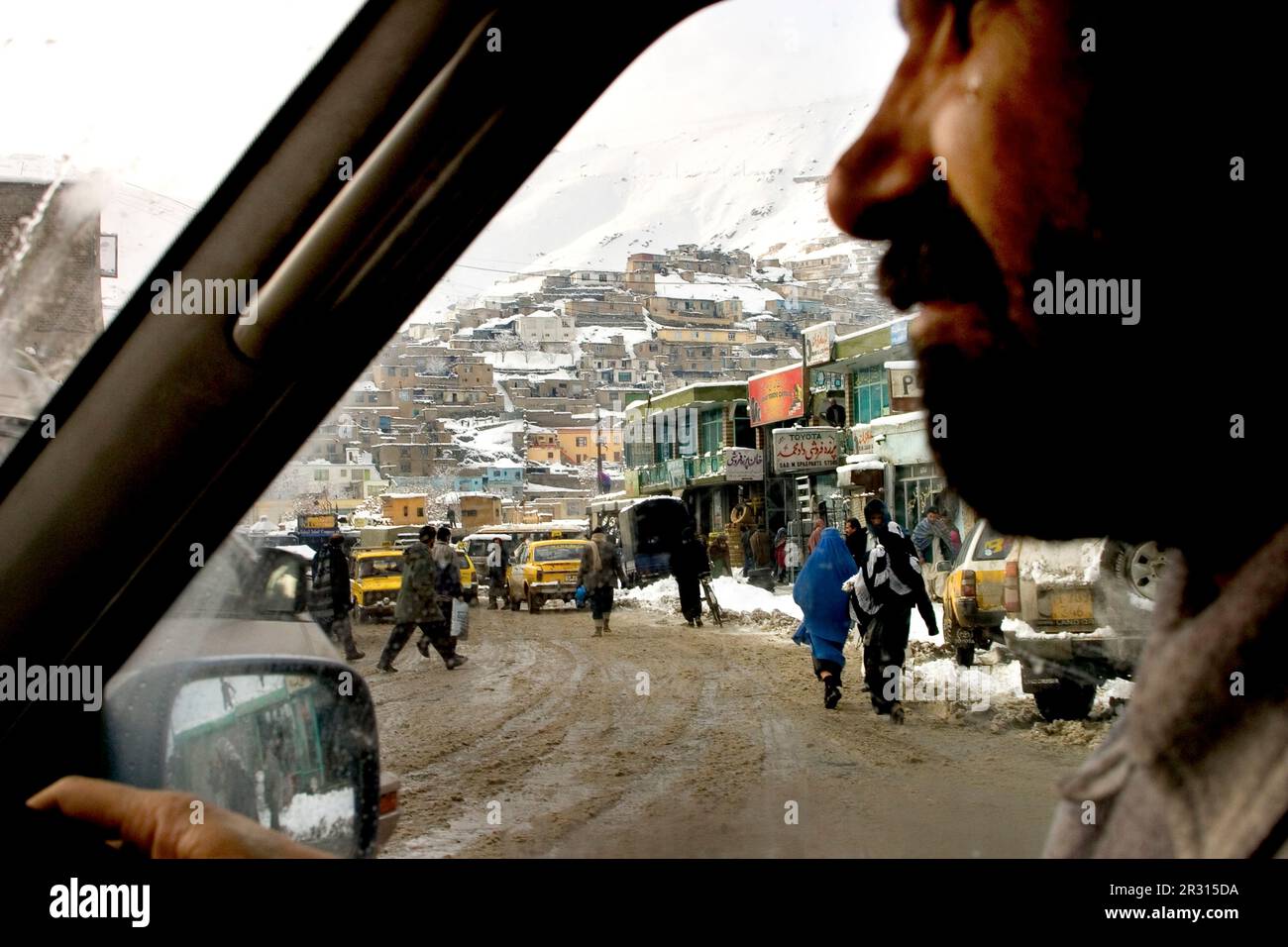 Der Fahrer in Kabul verhandelt schlechte Straßen. Stockfoto