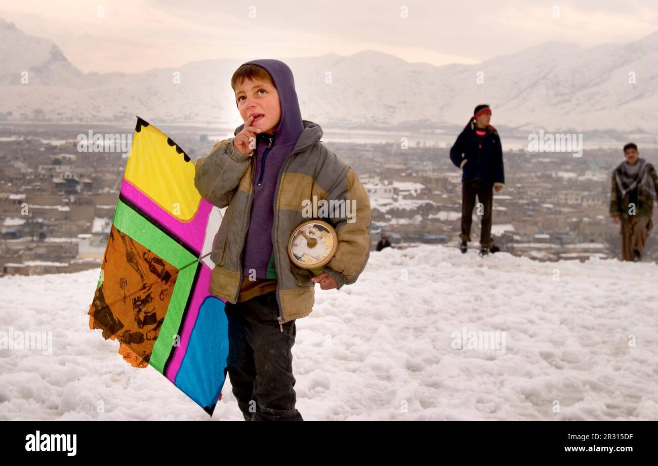 Junge mit einem Drachen checkt den Himmel in Kabul. Stockfoto