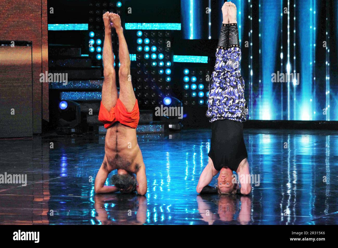 Baba Ramdev, indischer Yoga-Guru, Brent Goble, Yoga-Lehrerin, TV-Show, Mumbai, Indien, 16. Mai 2017 Stockfoto