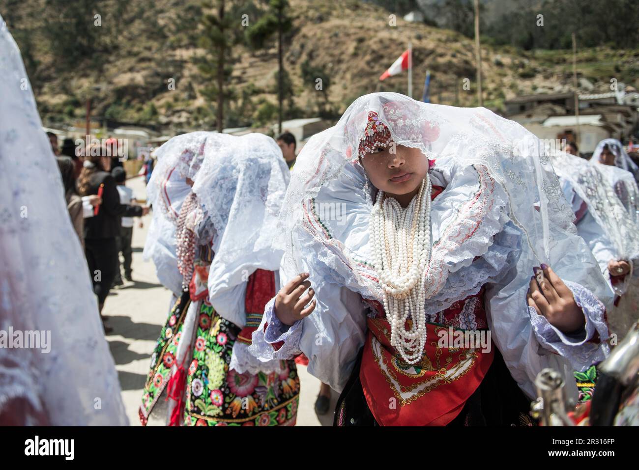 Peruanisches Mädchen mit typischem Kostüm während einer traditionellen Feier Stockfoto