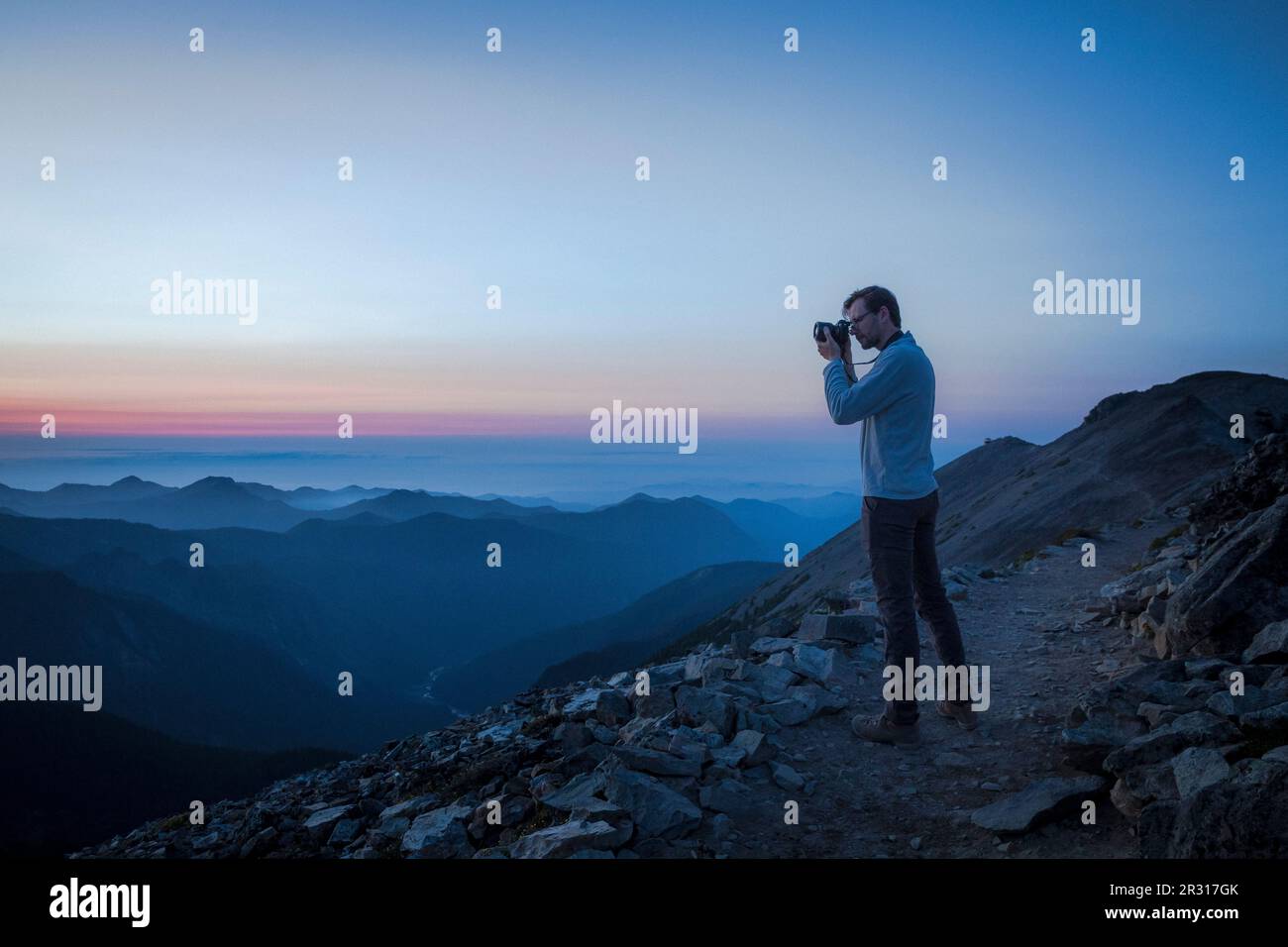 Ein Mann macht Fotos von den Evening Mountains in Mt. Rainier NP Stockfoto