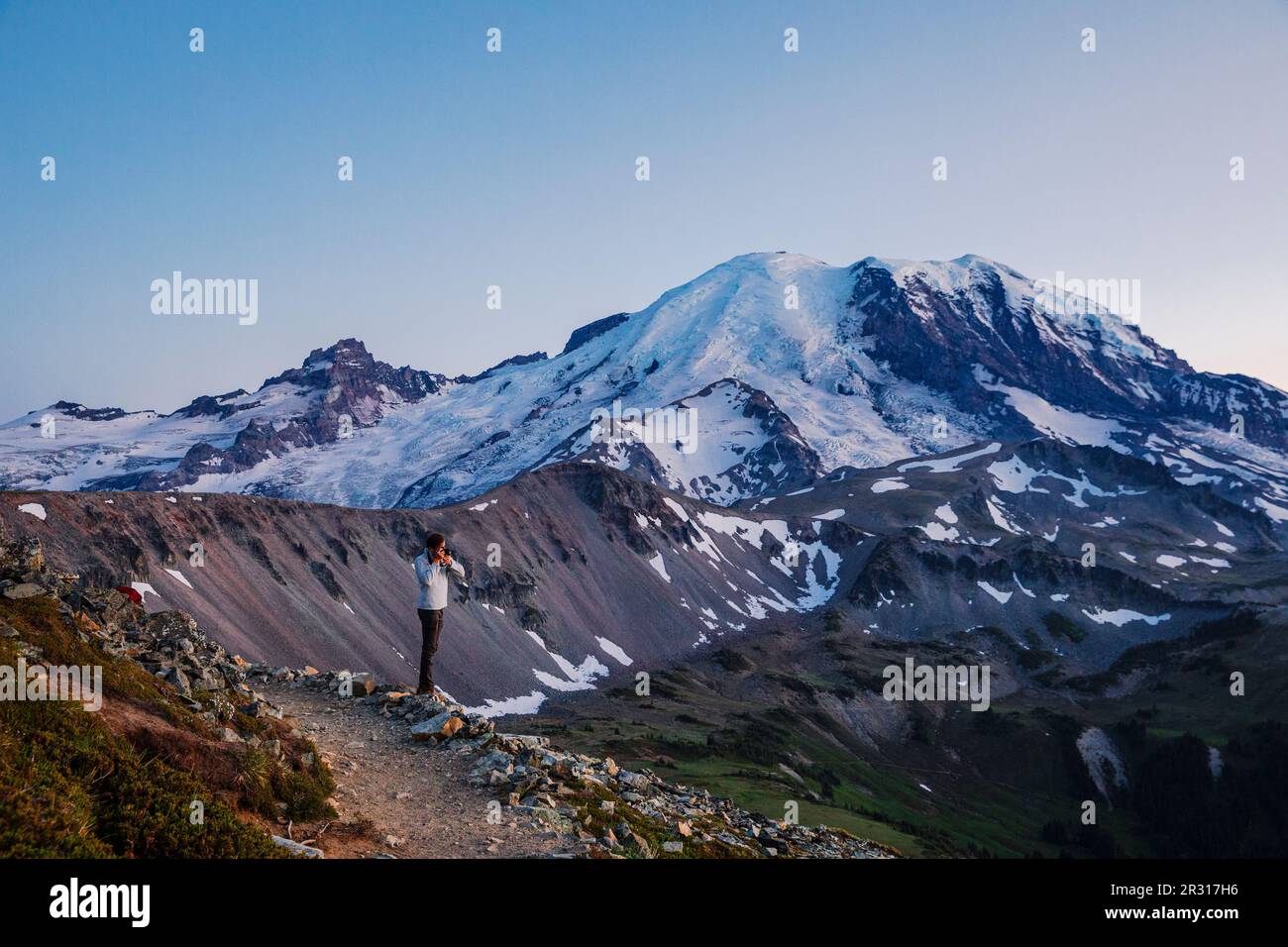 Ein Mann macht Fotos vom Mt. Rainier in Mt. Rainier-Nationalpark Stockfoto