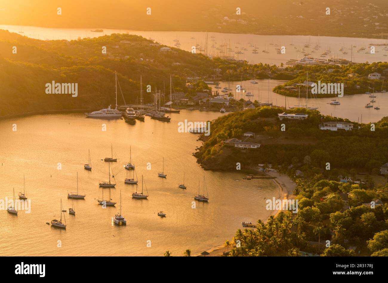 Sonnenuntergang über dem englischen Hafen von Shirley Heights, Antigua, Karibik Stockfoto