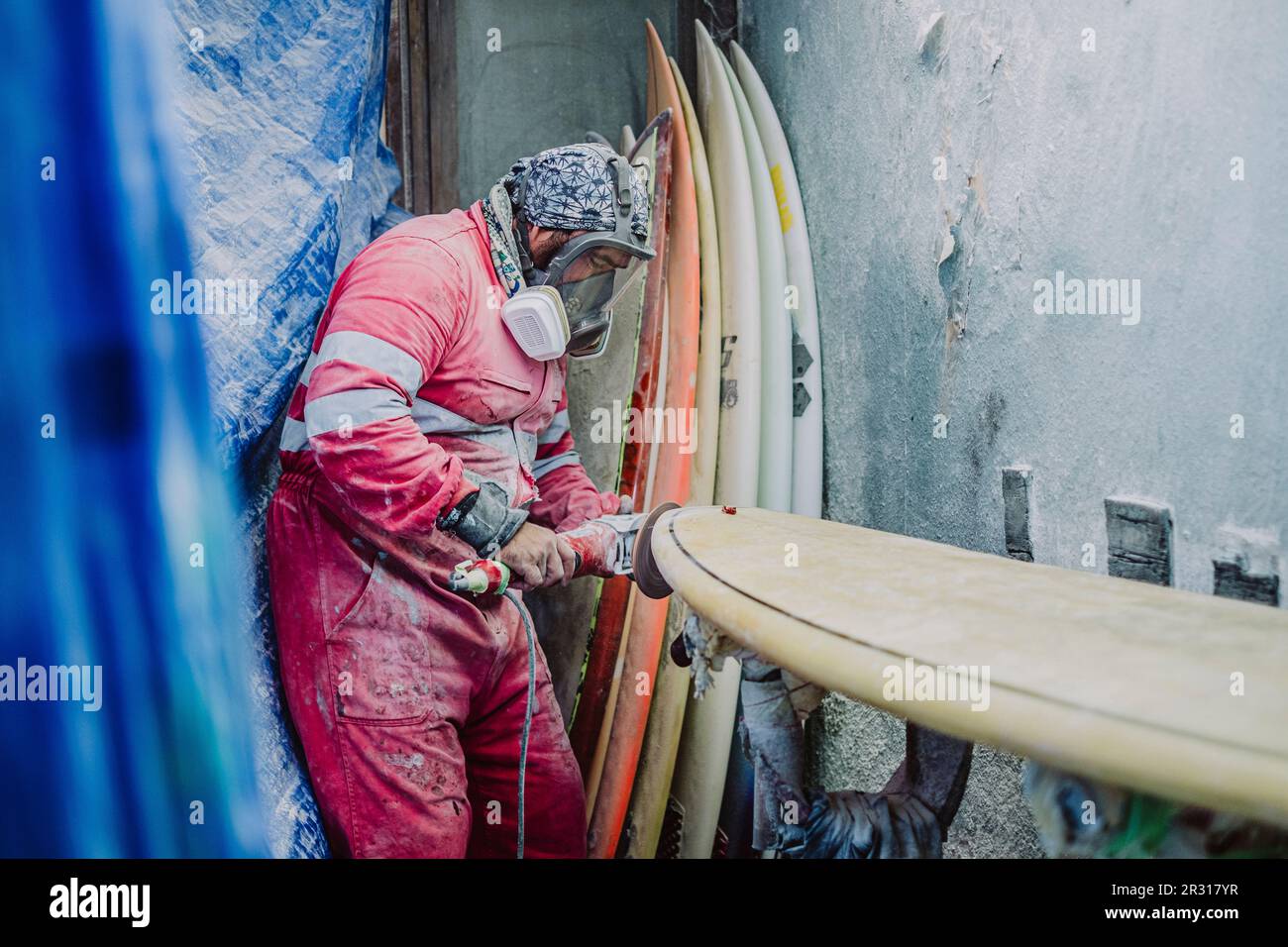 Ein einheimischer Surfformer aus Teneriffa, der an einem neuen Surfbrett arbeitet Stockfoto