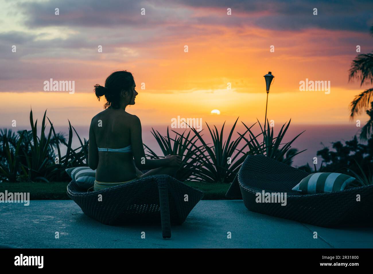 Frau macht Sunset Yoga Session in Hawaii Stockfoto