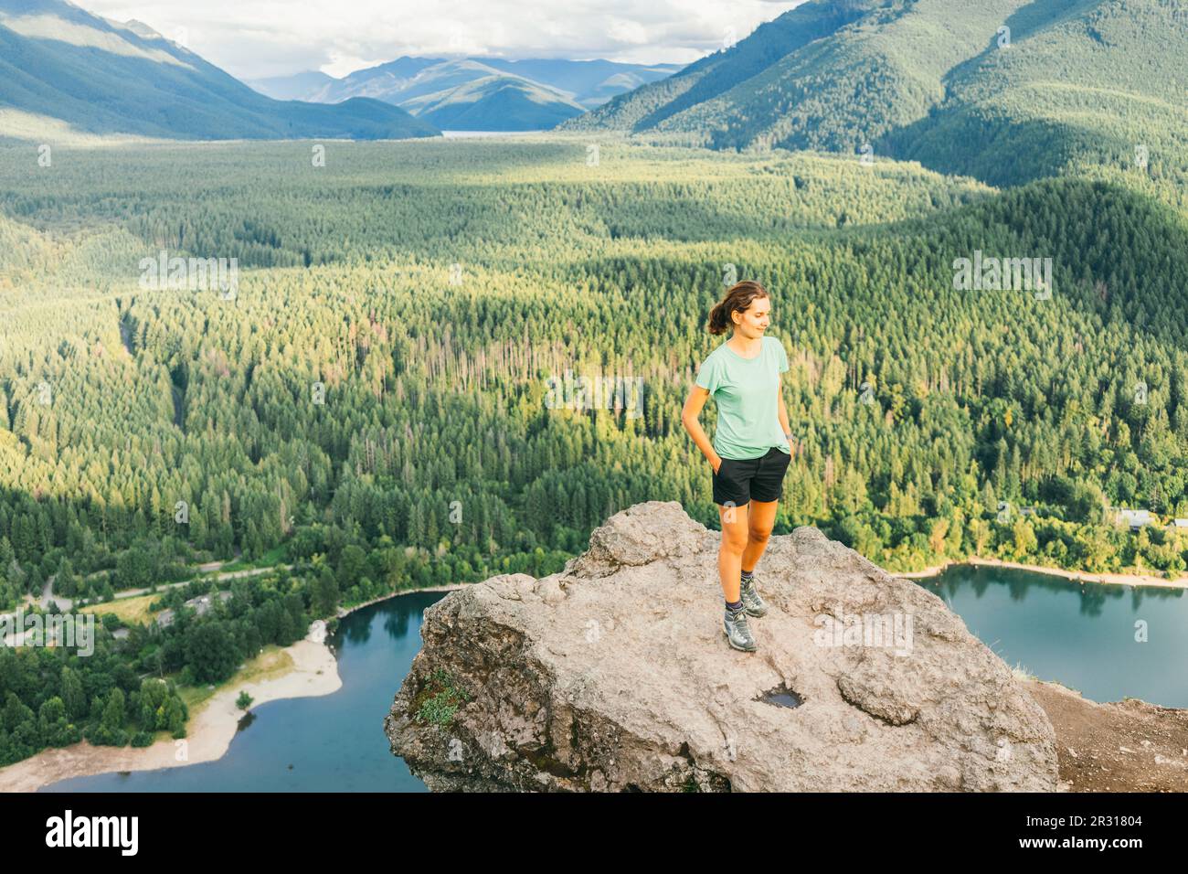 Ein Wanderer, das grüne Hügel und See vom Rand Washingtons aus betrachtet Stockfoto