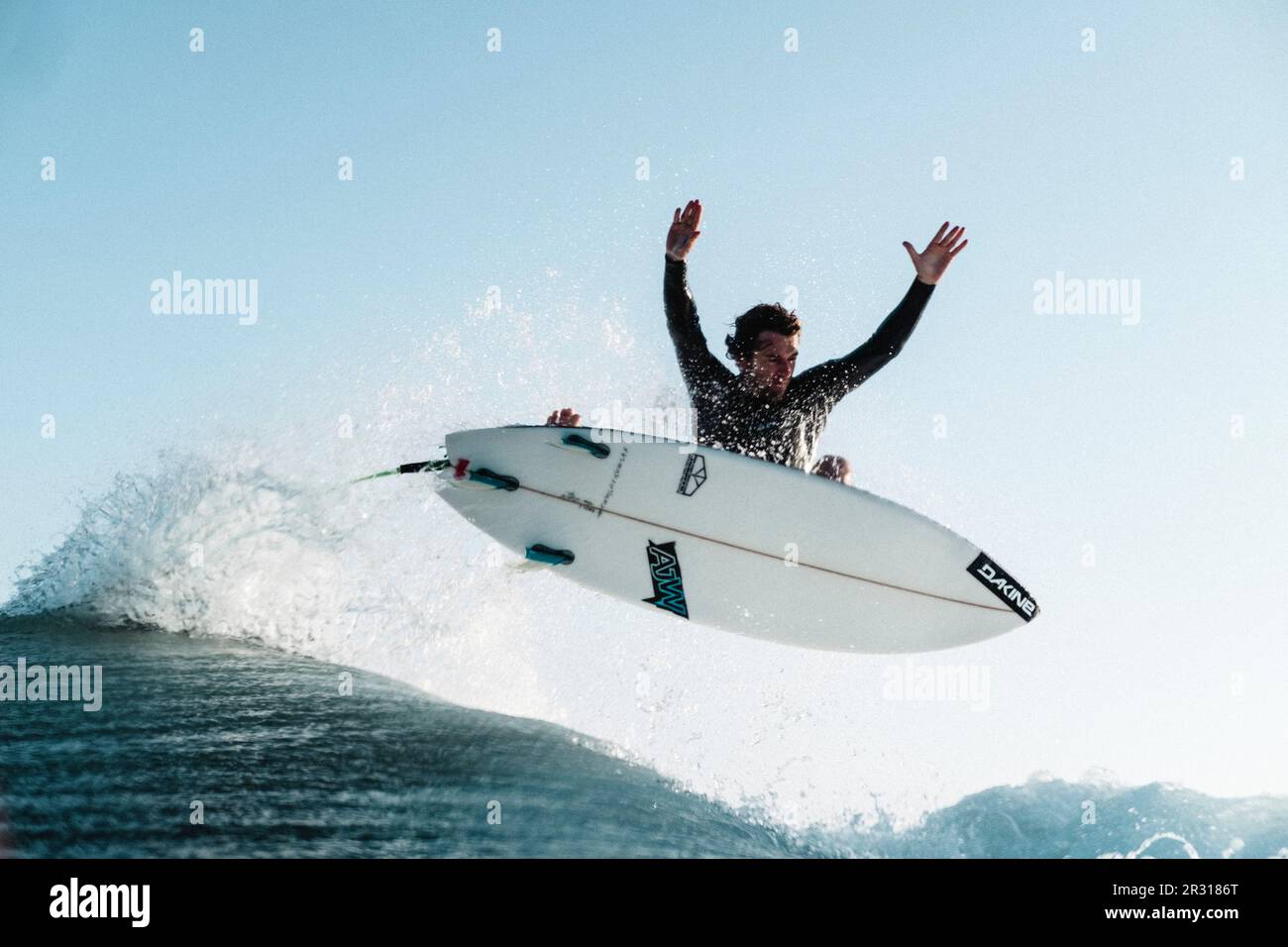Nahaufnahme des brasilianischen Profi-Surfers Vicente Romero, der eine Luftfahrt macht Stockfoto
