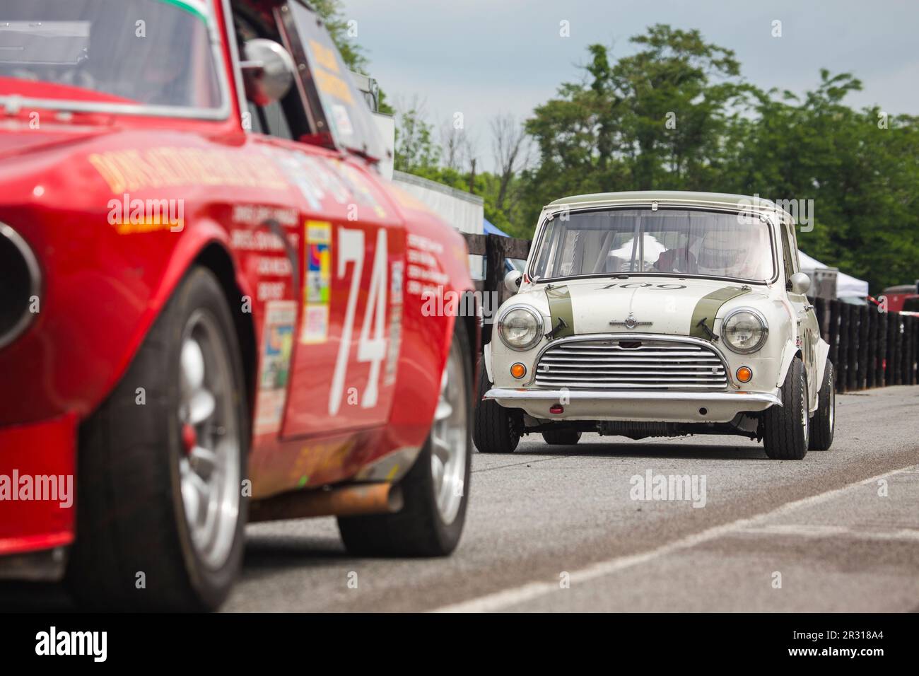 Oldtimer-Rennen während der 2019 Vintage Racing Group 500. Stockfoto