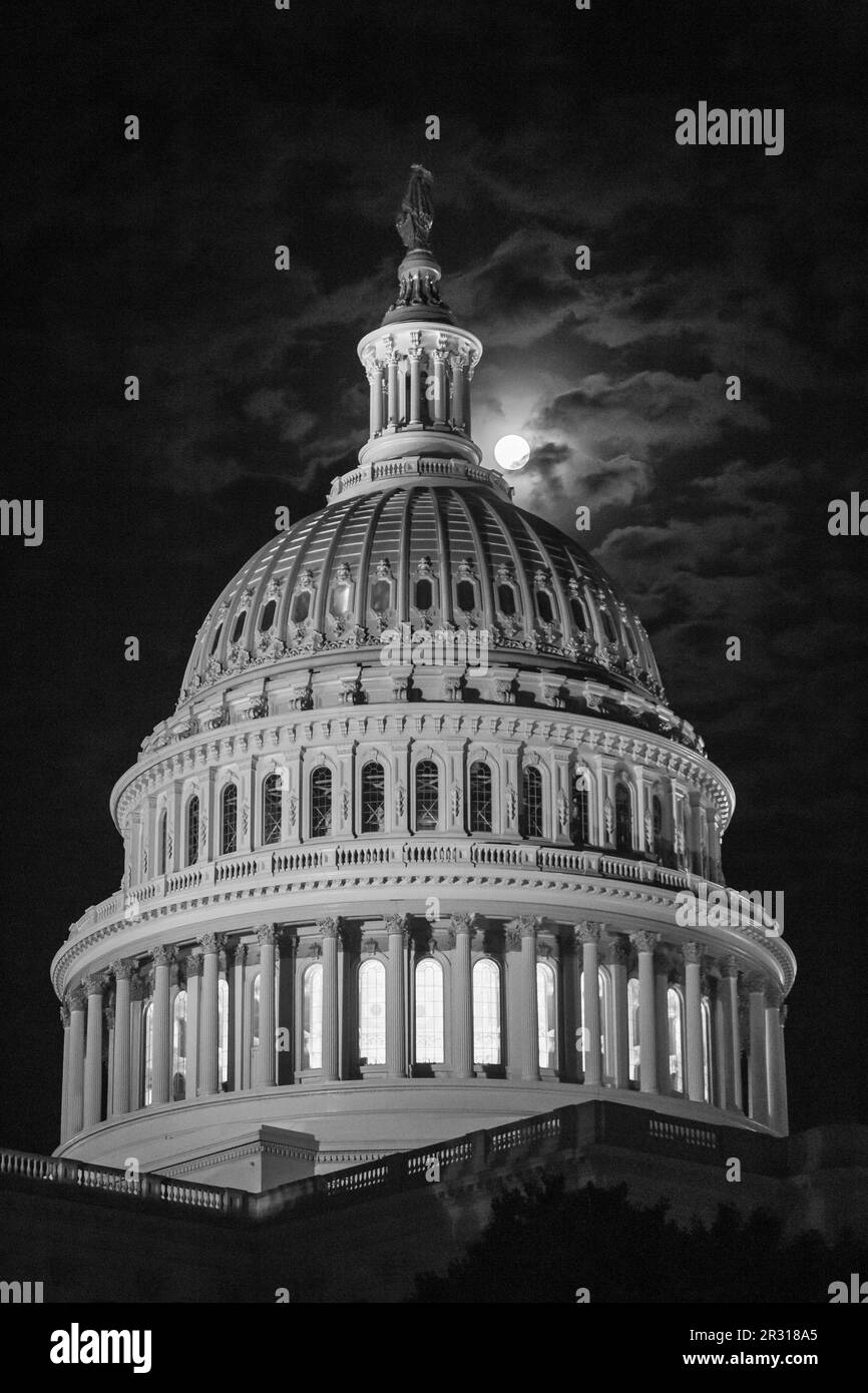 Ein Vollmond erhebt sich über die USA Kapitol in Washington. Stockfoto
