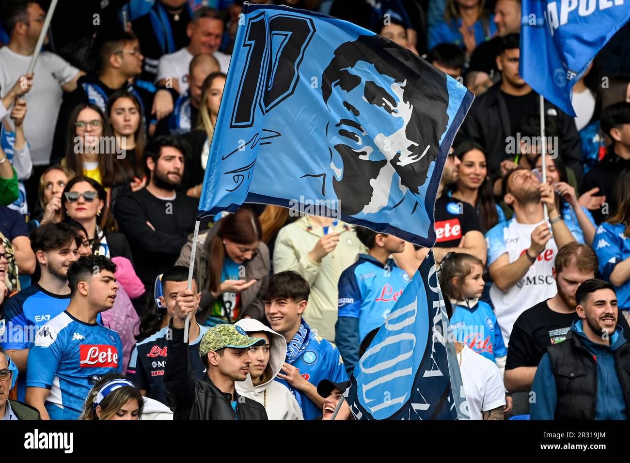 Der Unterstützer von Neapel schwingt eine Flagge, und Diego Armando Maradona wird während des Fußballspiels der Serie A zwischen SSC Napoli und dem FC Internazionale in Diego abgebildet Stockfoto