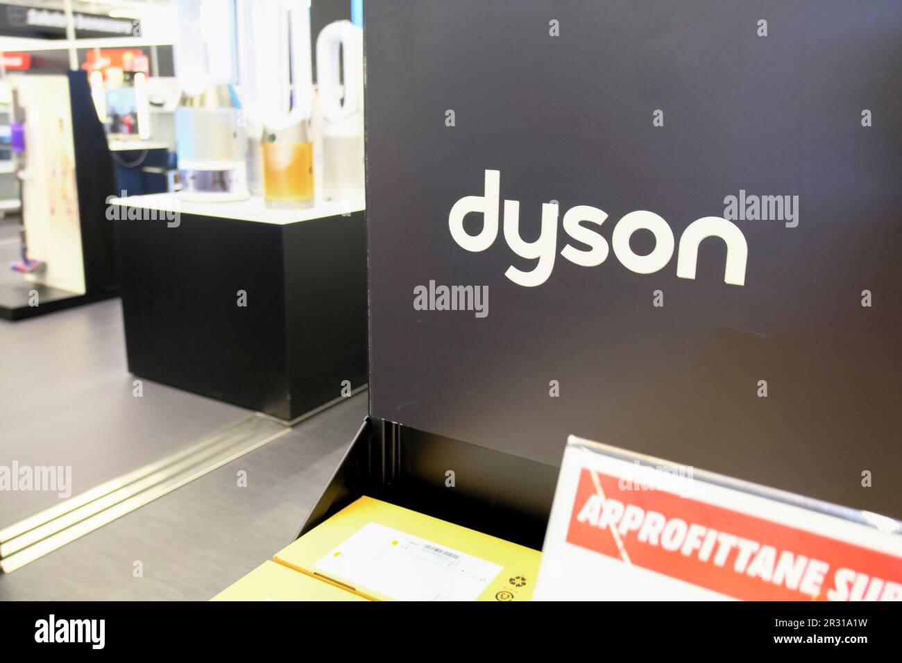 April 2023 Mailand, Italien: Dyson Logo Icon und Dyson Produkte im Elektronikgeschäft Stockfoto