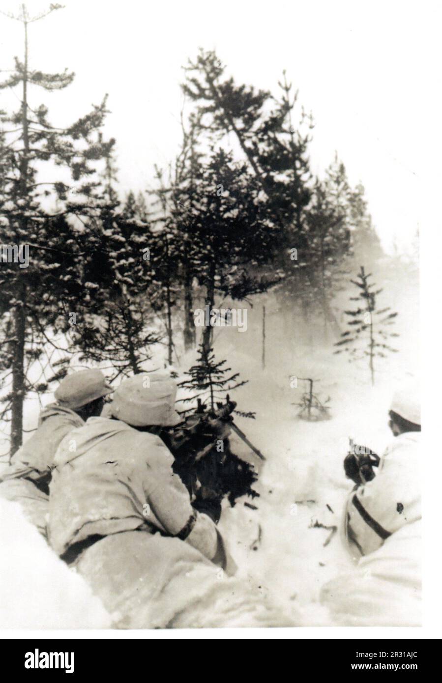 2. Weltkrieg B&W-Foto Deutsche Maschinengewehrschützen in Snow Camo an der Nordfront. Die MG Gunners stammen aus der 6. SS-Gebirgsdivision Nord Stockfoto