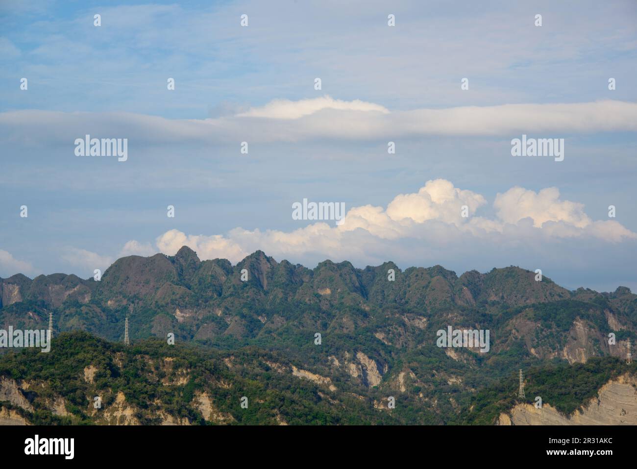 Die Form des Berges ist wie eine Flamme. Blauer Himmel und sich bewegende Wolken. Neunundneunzig (99) Peaks Nantou County, Taiwan. Stockfoto